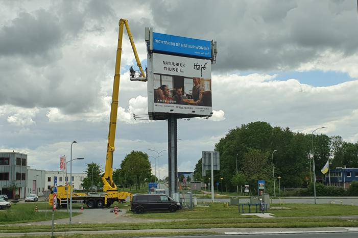 Antennes geplaatst op reclamemast
