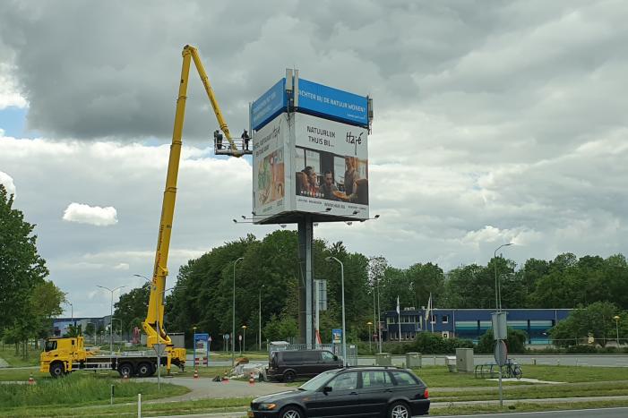 Antennes geplaatst op reclamemast