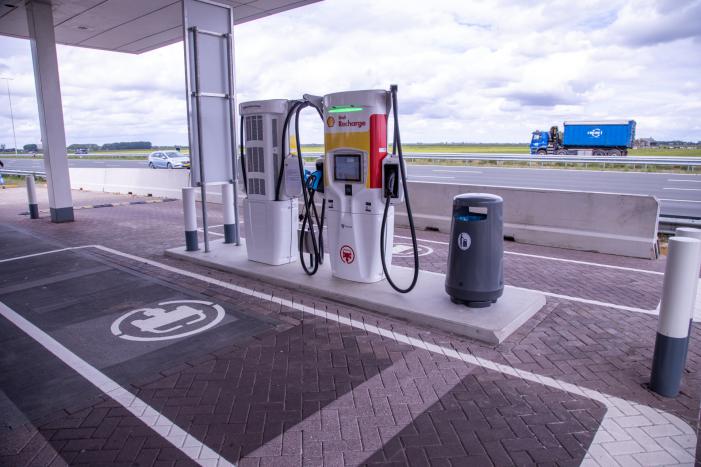 Eerste 175 kW snellaadpalen bij tankstation Shell De Slaag