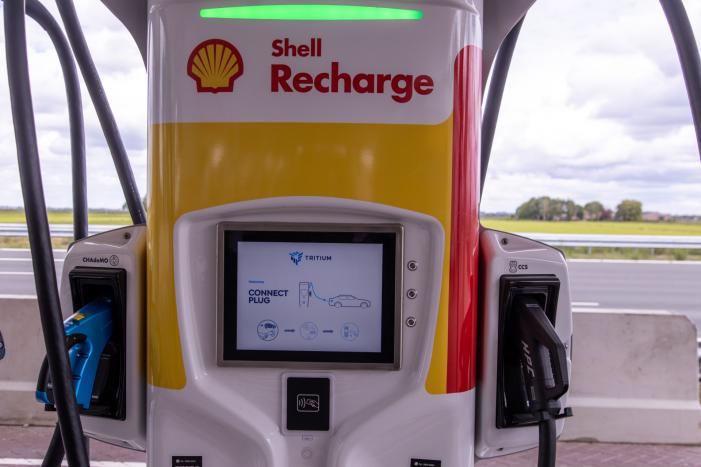 Eerste 175 kW snellaadpalen bij tankstation Shell De Slaag