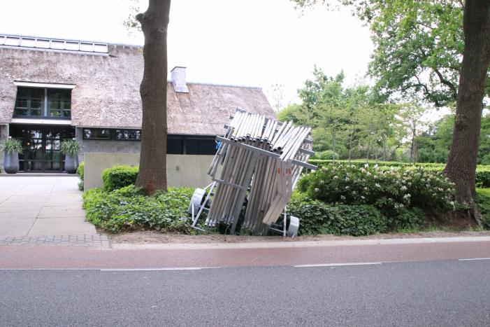 Aanhanger raakt los en belandt in greppel, bestuurder rijdt door