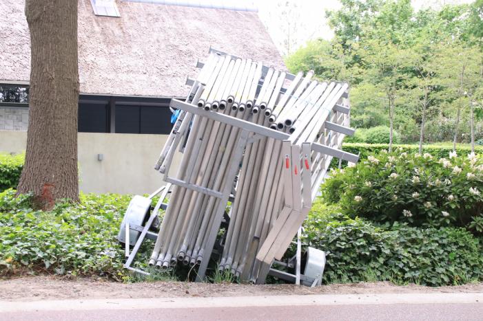 Aanhanger raakt los en belandt in greppel, bestuurder rijdt door