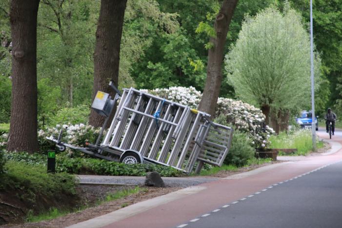 Aanhanger raakt los en belandt in greppel, bestuurder rijdt door