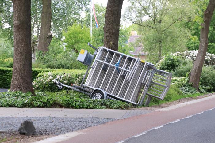 Aanhanger raakt los en belandt in greppel, bestuurder rijdt door
