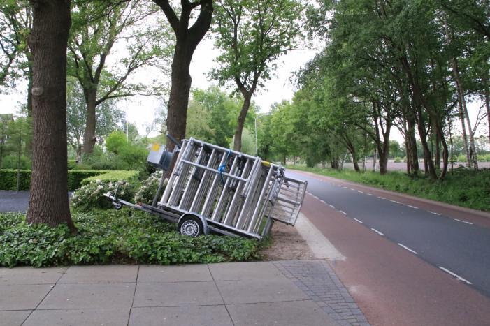 Aanhanger raakt los en belandt in greppel, bestuurder rijdt door