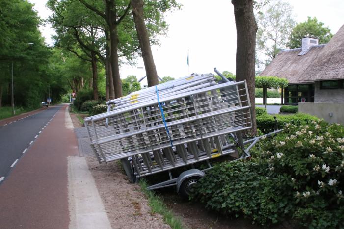 Aanhanger raakt los en belandt in greppel, bestuurder rijdt door