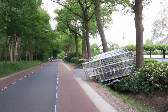 Aanhanger raakt los en belandt in greppel, bestuurder rijdt door