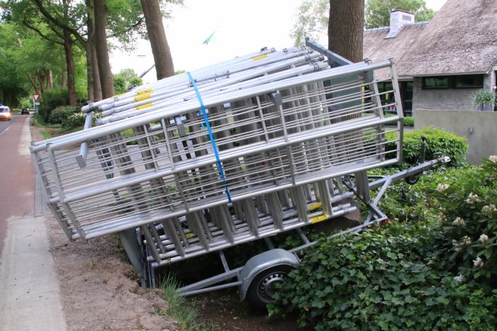 Aanhanger raakt los en belandt in greppel, bestuurder rijdt door