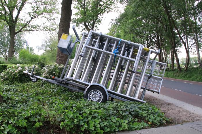 Aanhanger raakt los en belandt in greppel, bestuurder rijdt door