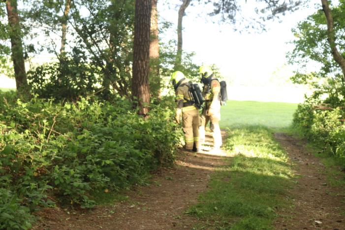 Vaten met mogelijk drugsafval aangetroffen in bos