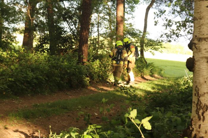 Vaten met mogelijk drugsafval aangetroffen in bos
