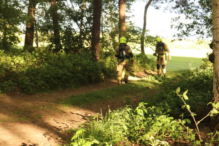 Vaten met mogelijk drugsafval aangetroffen in bos