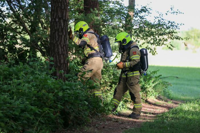 Vaten met mogelijk drugsafval aangetroffen in bos