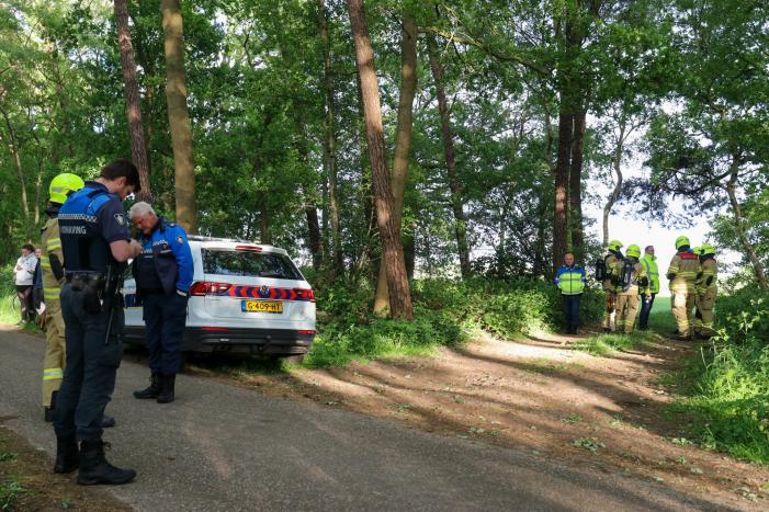 Vaten met mogelijk drugsafval aangetroffen in bos