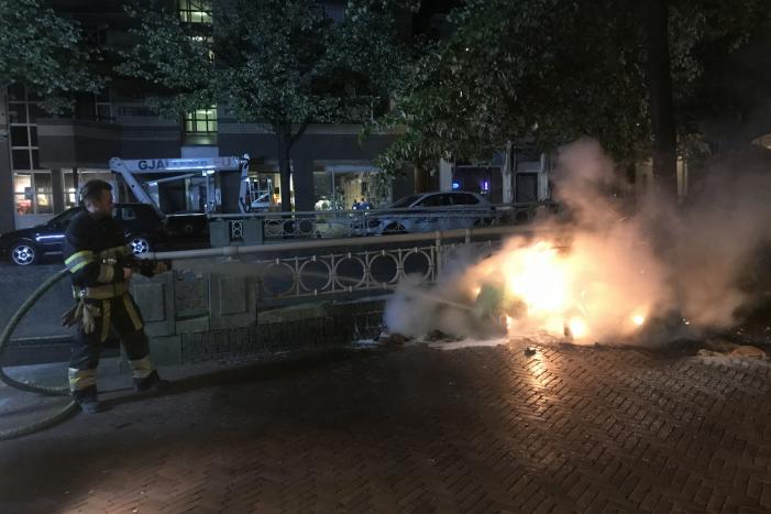 Stapel afval in brand gestoken tegenover fietsenwinkel