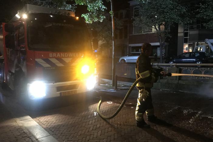 Stapel afval in brand gestoken tegenover fietsenwinkel