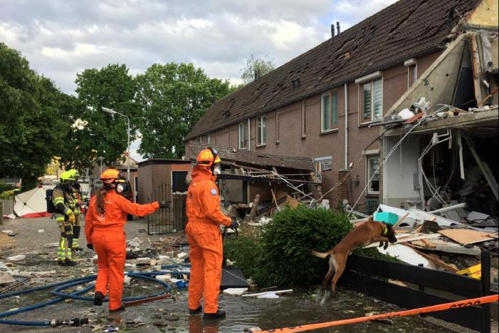 Bewoner (60) door buurman uit weggeslagen woning gered