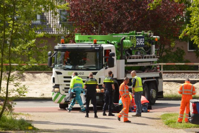 Vrouw op e-bike gewond na aanrijding met vrachtwagen