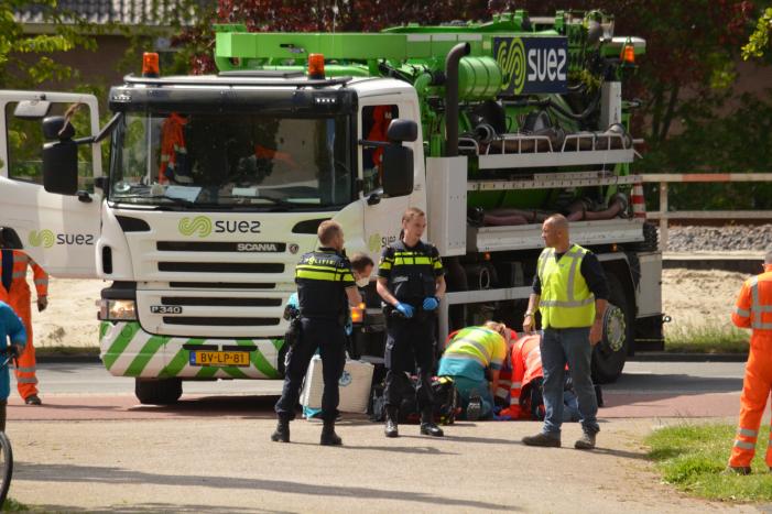 Vrouw op e-bike gewond na aanrijding met vrachtwagen