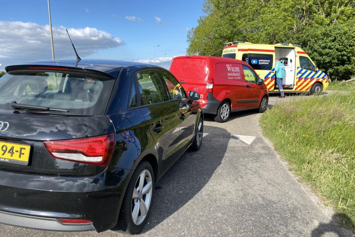 Persoon gewond na aanrijding met auto