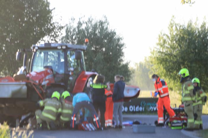 Scooter en scooterrijder bekneld onder tractor na ongeval