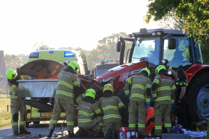 Scooter en scooterrijder bekneld onder tractor na ongeval
