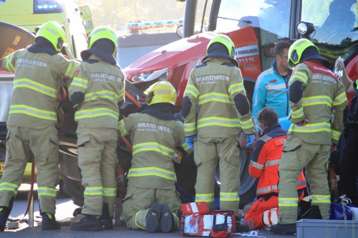 Scooter en scooterrijder bekneld onder tractor na ongeval