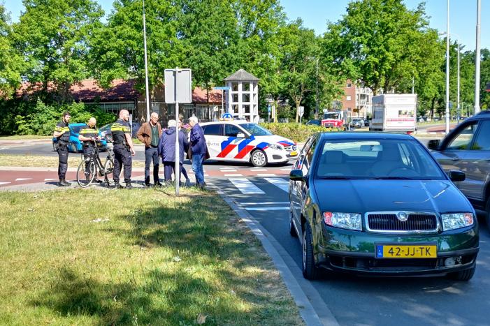 Fietser gewond na aanrijding op rotonde