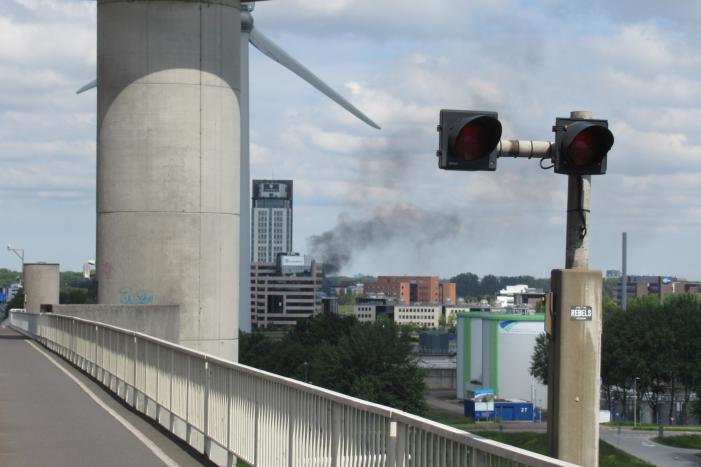 Auto uitgebrand bij verkeersongeval