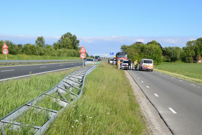 Automobilist knalt in vangrail