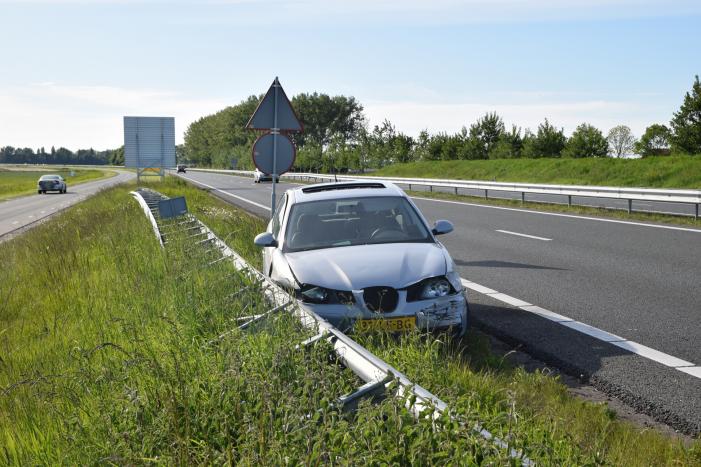 Automobilist knalt in vangrail