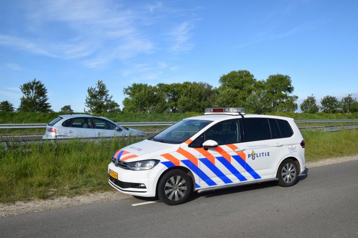 Automobilist knalt in vangrail