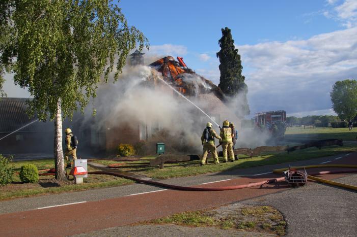 Rieten dak van woning volledig in brand