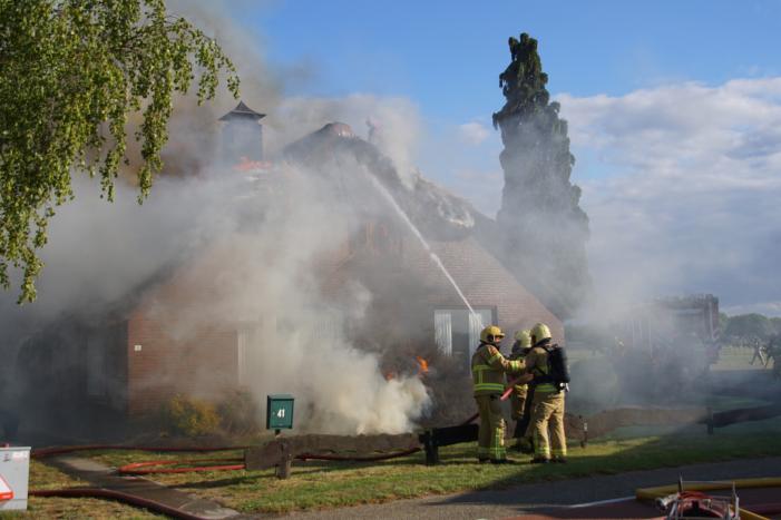 Rieten dak van woning volledig in brand