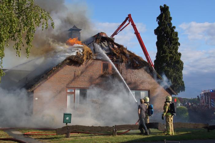 Rieten dak van woning volledig in brand