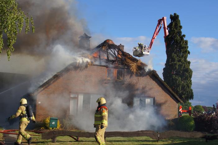 Rieten dak van woning volledig in brand