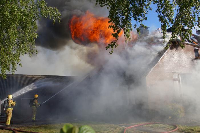 Rieten dak van woning volledig in brand