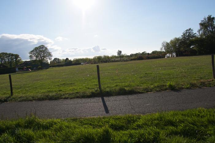 Rieten dak van woning volledig in brand