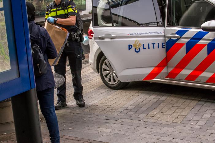 Wijkagent ziet grote tank lachgas in auto