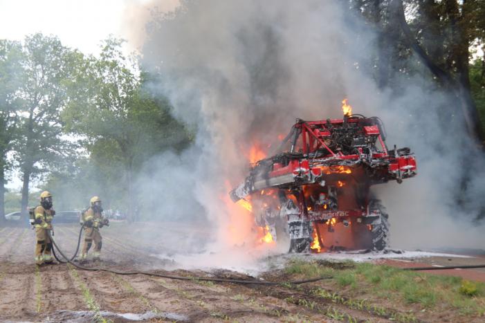 Zelfrijdende veldspuit brand volledig uit