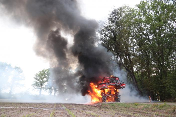 Zelfrijdende veldspuit brand volledig uit