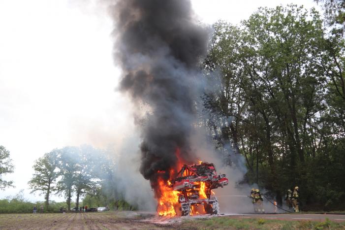 Zelfrijdende veldspuit brand volledig uit