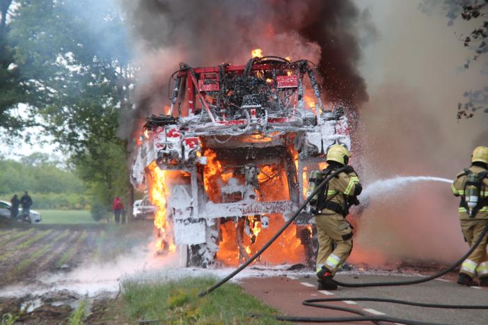 Zelfrijdende veldspuit brand volledig uit