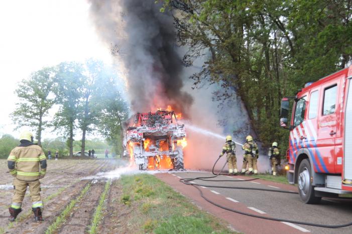 Zelfrijdende veldspuit brand volledig uit