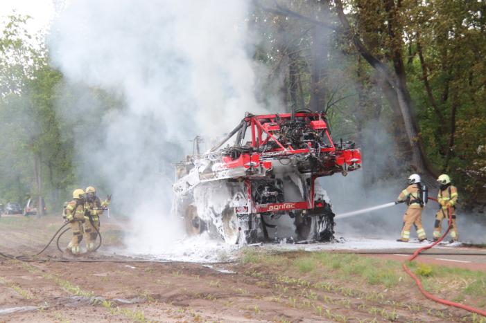 Zelfrijdende veldspuit brand volledig uit