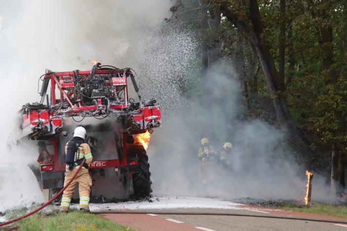 Zelfrijdende veldspuit brand volledig uit