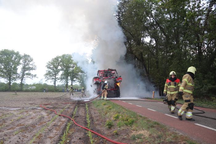 Zelfrijdende veldspuit brand volledig uit