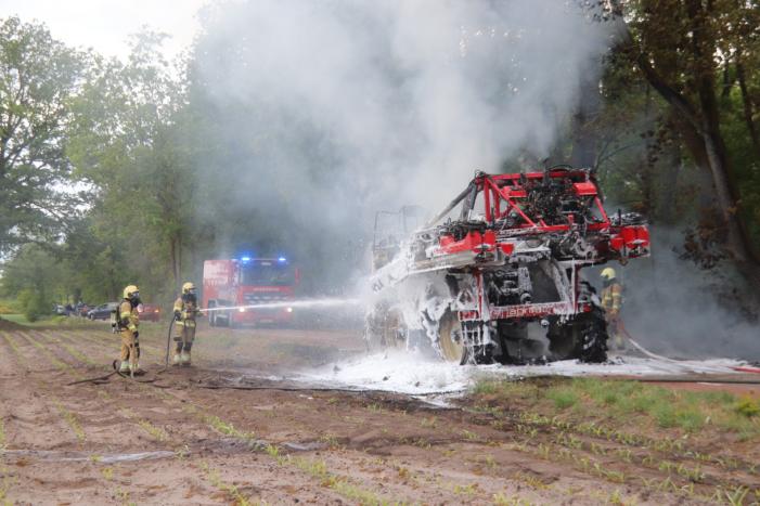 Zelfrijdende veldspuit brand volledig uit