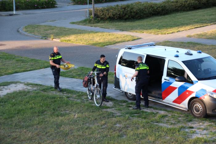 Fietser botst op lantaarnpaal