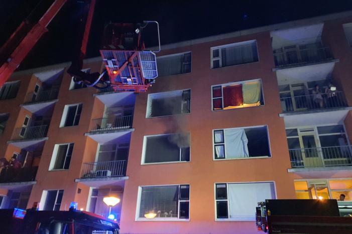Brandweer redt vier personen van balkon bij brand in flat